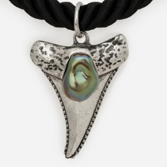 DISTURBIA "Shark Tooth" Rope Necklace - Picture 4 of 9